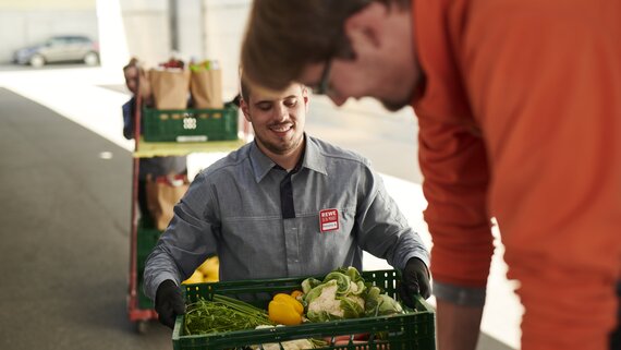 REWE, REWE Onlineshop und nahkauf unterstützen mit bundesweiter Tüten-Aktion in den Märkten die ...